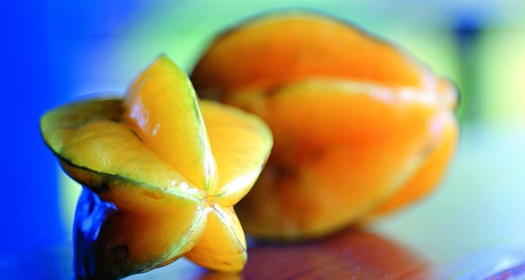 Cuando la cortas a lo largo del mitad, la forma de esta fruta se asemeja a una estrella.
