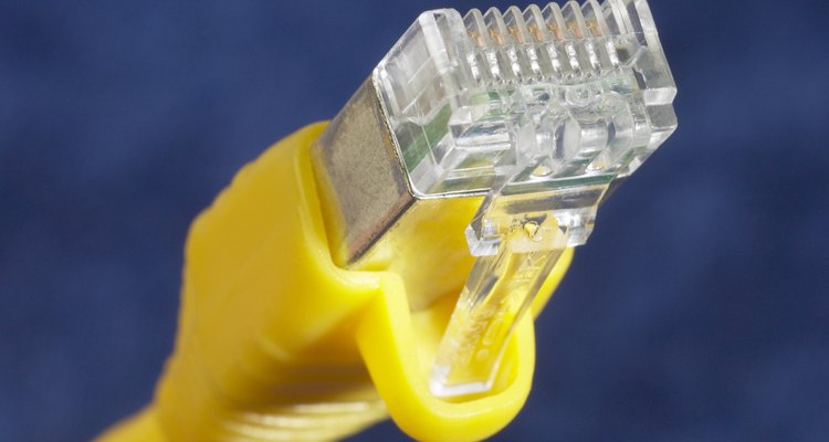 As extremidades dos cabos de rede revelam um conector RJ-45