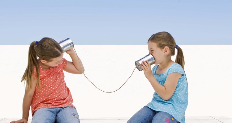 Las buenas habilidades de comunicación ayudan a los niños a iniciar y mantener buenas relaciones con sus compañeros.