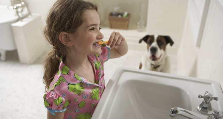 Muéstrale a los niños la cantidad correcta de pasta dentífrica que deben usar.