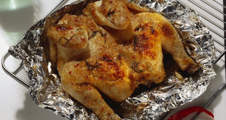 Algunos cocineros prefieren cortar el pollo a la mitad para asar mas rápido.
