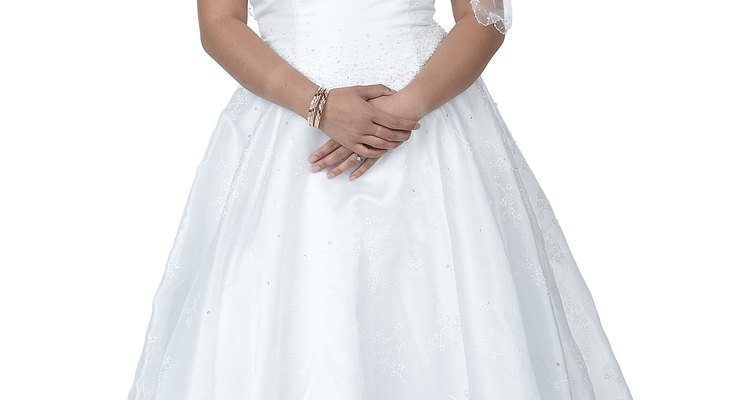 Las novias que se casan por medio de bodas de iglesia normalmente usan vestidos de novia.
