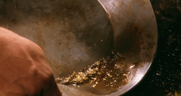El oro es cuatro veces más pesado que la arena negra.
