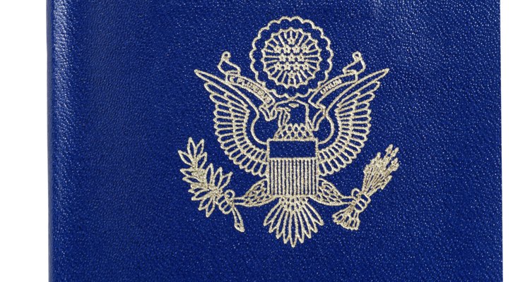 Los pasaportes son denegados por razones que incluyen solicitudes incompletas a órdenes de arresto pendientes.