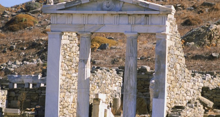 A simetria e o ornamento triangular completam o estilo grego de arquitetura