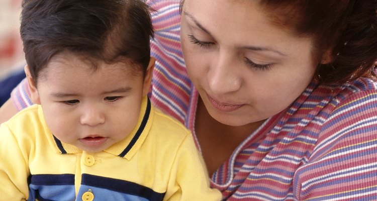 Lee con tu niño pequeño tan a menudo como sea posible.