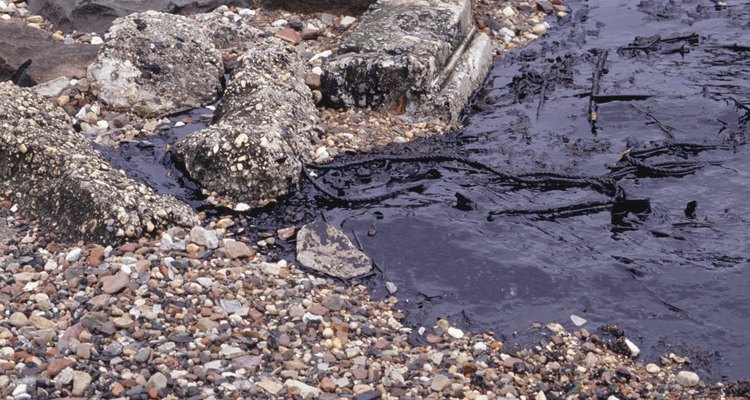 El aceite flota en agua de mar porque tiene una gravedad específica de mucho menor medida.