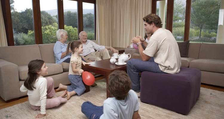 La comunicación efectiva es esencial para desarrollar un buen ambiente en la familia.