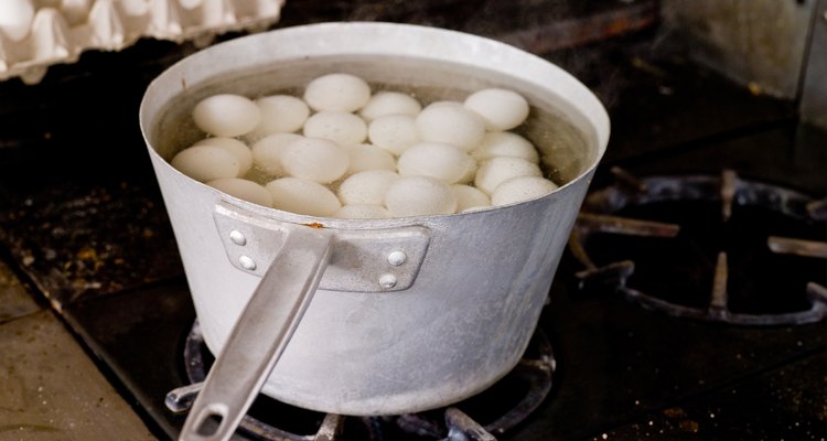 Colocar los huevos en agua fría antes de cocinarlos ayudará a que no se agrieten.