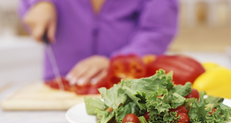 Mulher preparando salada