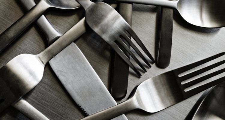 Algunos utensilios de mesa son los tenedores para ensalada, los cuchillos para pescado y las cucharas de postre.