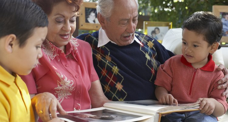 Familia con álbum de fotos