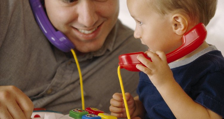 Conversa con tu hijo para ayudarle a aprender a comunicarse.