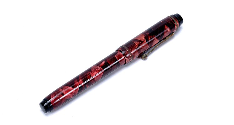 La tinta del bolígrafo mancha las superficies de goma.