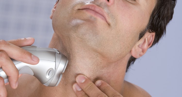 Limpe e lubrifique as cabeças do seu barbeador regularmente para um melhor funcionamento