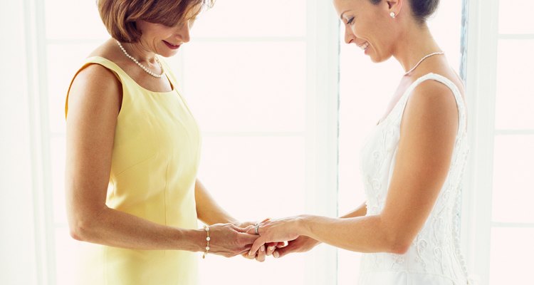 Esta madre de la novia se ve elegante, moderna y bella.