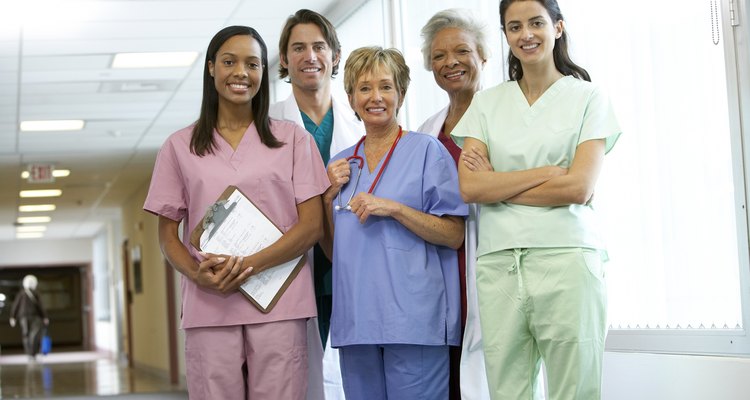 Las enfermeras de nefrología pueden ejercer en una variedad de entornos médicos como hospitales, clínicas de diálisis, programas de trasplante y consultorios médicos privados.