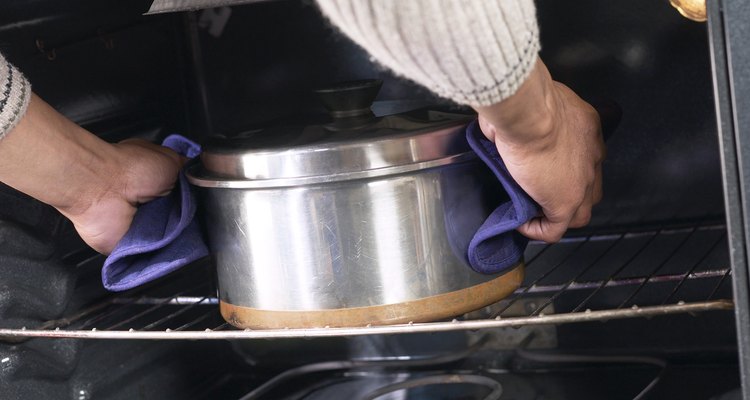 Limpia lo quema de tu horno con algo más que el ciclo de autolimpieza.