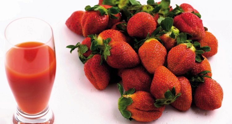 El jugo de fresa es una manera fácil de agregar vitamina C a la dieta.