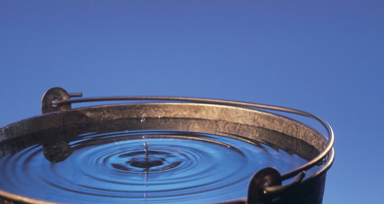 Um balde de água resolve os problemas da descarga