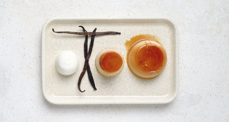 Usa huevos enteros y leche con 2% de nata para una versiòn más ligera de este flan.