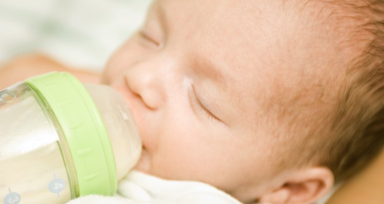 Tu bebé de 2 meses sólo necesita de la leche materna o de fórmula para sus necesidades nutricionales.