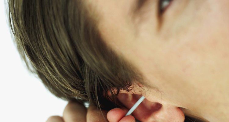 A remoção da acne pode ser difícil quando os cravos na orelha são os alvos