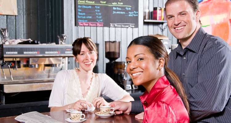 Las cafeterías dependen de un buen servicio al cliente para mantener a los clientes leales y tener éxito en esta industria competitiva.