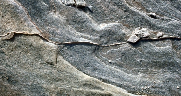 Las diferentes capas de roca son variablemente porosas y permeables.