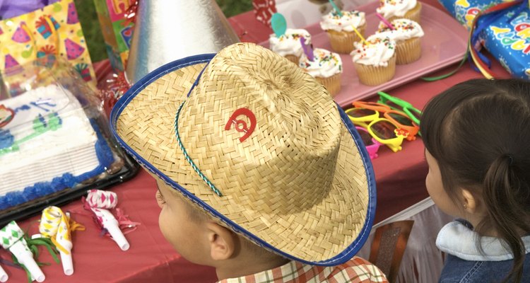 Las decoraciones con sombreros de vaquero son indispensables para tu fiesta infantil del oeste.