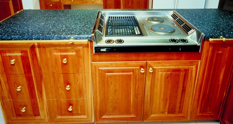 Las alacenas de madera limpias aportan brillo y un aspecto clásico a la cocina.