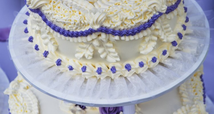 No es demasiado difícil armar un pastel de bodas si usas platos separadores y columnas.