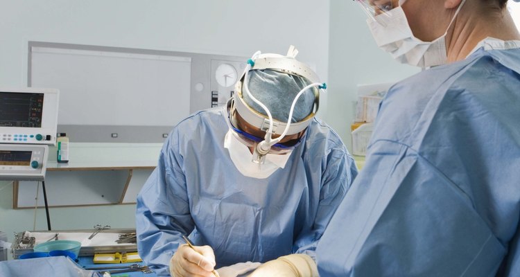 Las grapas quirúrgicas permiten un borde de unión más limpio y menor cicatrización, lo cual es bienvenido por muchos pacientes.