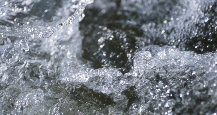El agua destilada tiene guías de laboratorio.