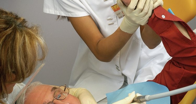 Los deberes de un asistente dental son regulados por el estado en el que trabajan, y varían de acuerdo a la ley estatal.
