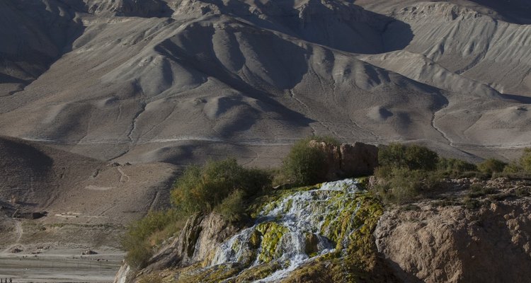 Una presa de travertino produjo una cascada en Band-e-Amin, Afganistan.