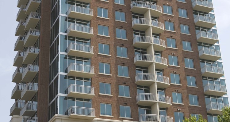 La integridad estructural de un edificio alto debe ser buena para soportar los elementos.