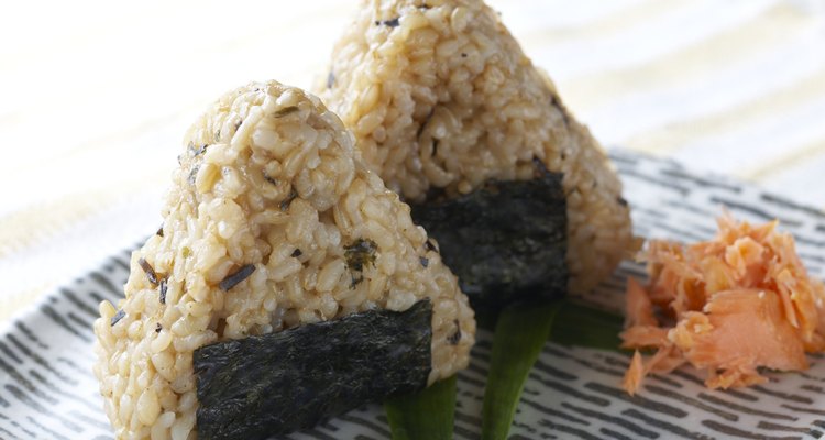 El onigiri es un plato japonés compuesto principalmente por arroz.