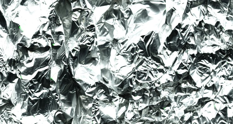 El papel aluminio deja al cromo manchado de oxido con su brillo original temporalmente.