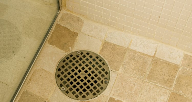 La trampa de la coladera de tu baño podría estar seca lo cual permite que pasen los olores del tanque séptico a la casa.