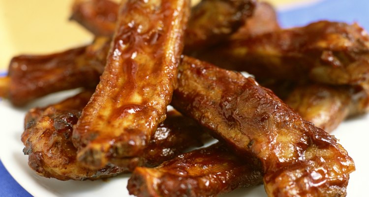 Puedes conseguir costillas de cerdo con una ternura en la carne que haga que se desprenda del hueso sin dificultad cocinando en un horno.