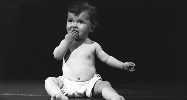 A medida que los bebés se vuelven más conscientes de su entorno, pueden volverse ansiosos alrededor de gente que no conocen.