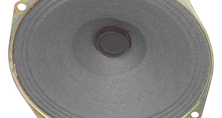 Tenha cuidado para não danificar o alto-falante ao substituir sua calota protetora