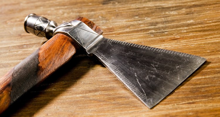 Los tomahawks fueron utilizados principalmente como un arma en tiempos de guerra pero también para cortar madera.