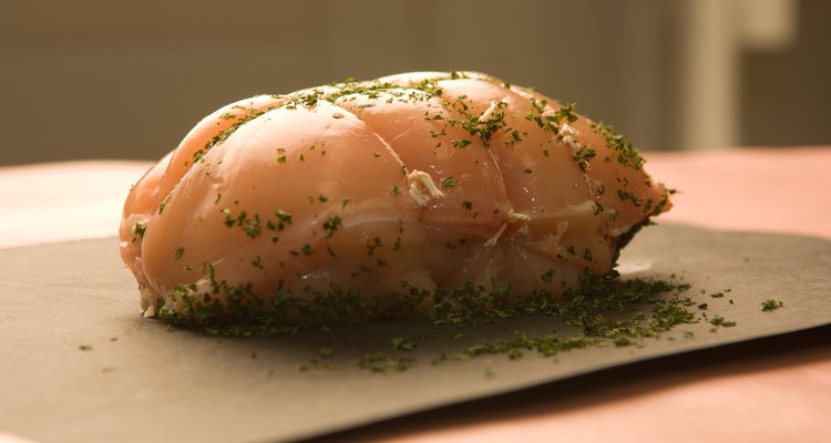 Inyecta el lomo antes de cocinarlo para sellar sus sabores y los jugos de la carne.