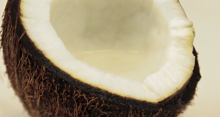 El aceite de coco reduce la pérdida de proteínas para cabellos no dañados y dañados.