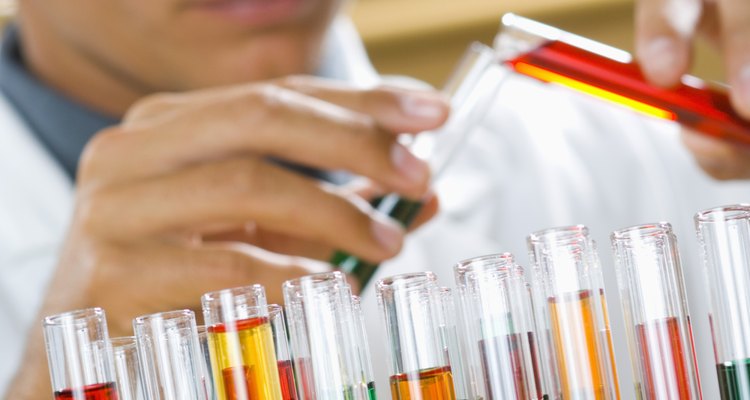 Crear y supervisar el sistema de fabricación de químicos son tareas de un ingeniero químico.
