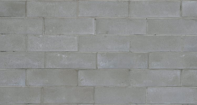 Una pared de bloques de concreto sellada absorberá la pintura de una mejor manera.