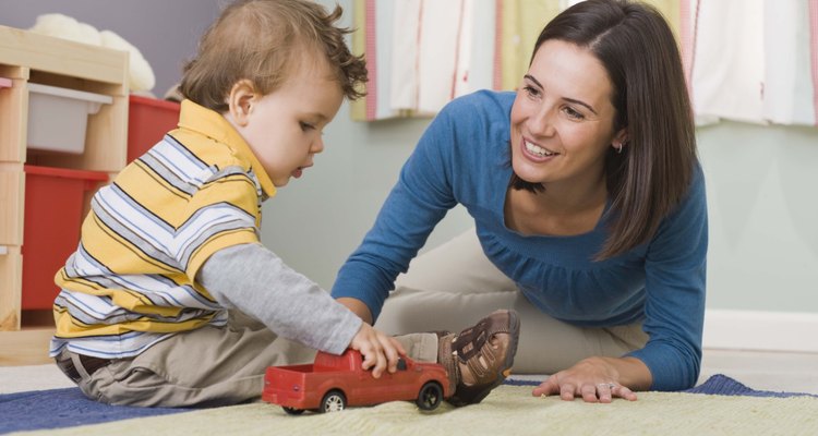 Al tomar decisiones sobre el cuidado infantil, así como todas las demás decisiones en los acuerdos de doble custodia, los padres deben mantener a los mejores intereses de sus hijos en mente en primer lugar.