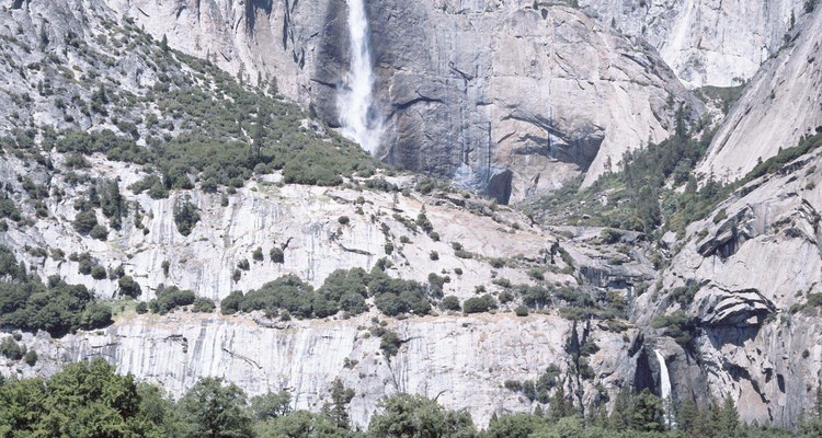 Las cascadas de Yosemite caen más de 2400 pies por acantilados de granito.